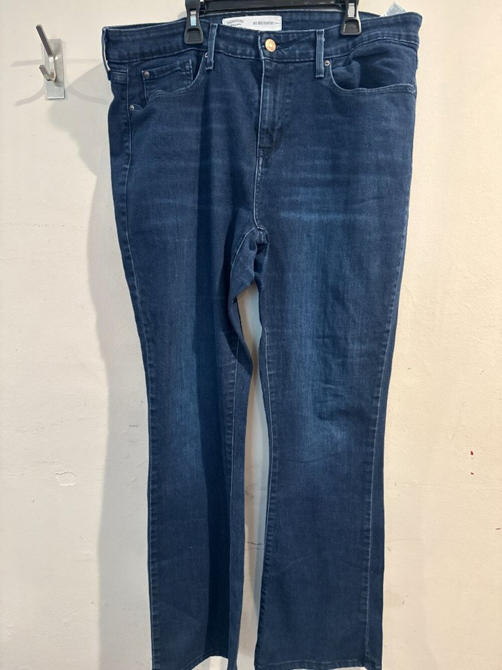 Signature Levi Strauss Mid Rise Bootcut Women's size 16L w33 L34 Jeans